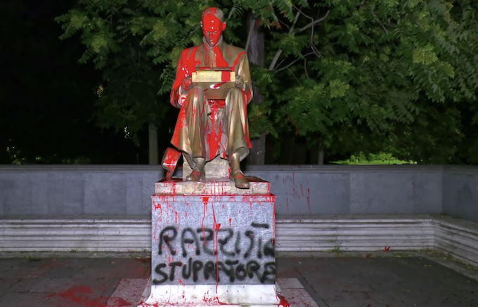 Statua di Indro Montanelli imbrattata a Milano. Tutte le volte che la scultura ha creato dissensi