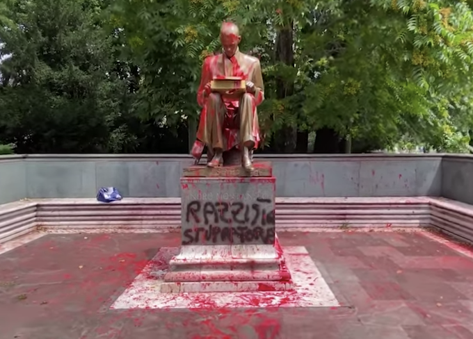 Statua di Indro Montanelli imbrattata - Giardini pubblici in via Palestro, Milano