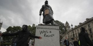 Statua di Winston Churchill vandalizzata, Londra 2020