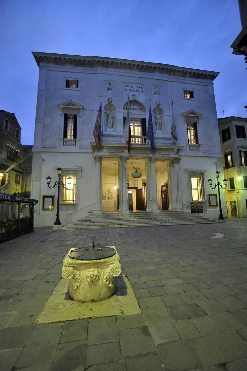 Teatro La Fenice, facciata vista serale. Photo © Michele Crosera