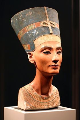 Thutmose, Busto di Nefertiti, 1345 a.C. ca. Neues Museum, Berlino
