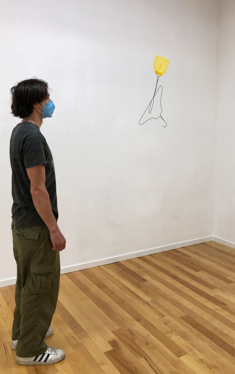 Tom Friedman, Hanger and Fly Swatter, 2020, appendiabiti, scacciamosche, vernice, saldatura e monofilamento