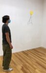 Tom Friedman, Hanger and Fly Swatter, 2020, appendiabiti, scacciamosche, vernice, saldatura e monofilamento