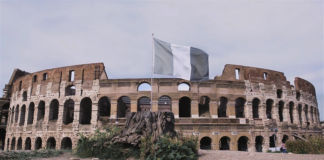 Iginio De Luca, Tricolore, 2020, bandiera stampata. Azione urbana, Roma, 2 giugno 2020
