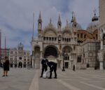 #ciapaipaebae, Piazza San Marco, Venezia. Gli agenti tentano di rimuovere l'opera