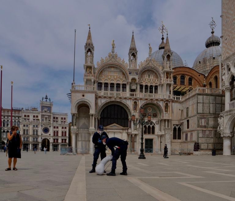 #ciapaipaebae, Piazza San Marco, Venezia. Gli agenti tentano di rimuovere l'opera