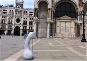 “Non sono stato capito!” L’artista del cazzo in marmo apparso a Venezia si rivela in un’intervista
