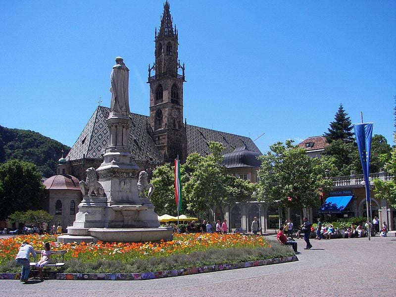 Bozen, Waltherplatz, ph Benreis, fonte Wikimedia