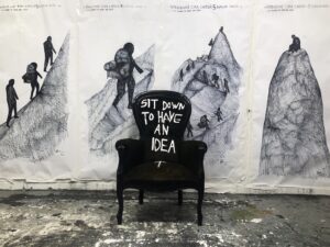Sit down to have an Idea, la poltrona d’artista di Andrea Bianconi arriva in cima alle Dolomiti