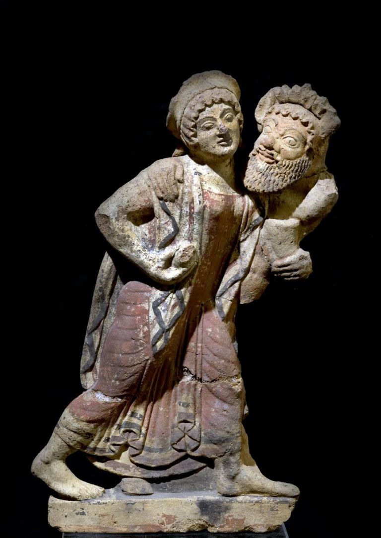 Antefissa in terracotta dipinta con Satiro e Menade. Restituzione Getty Museum. Colori degli Etruschi, Centrale Montemartini, Roma 2020
