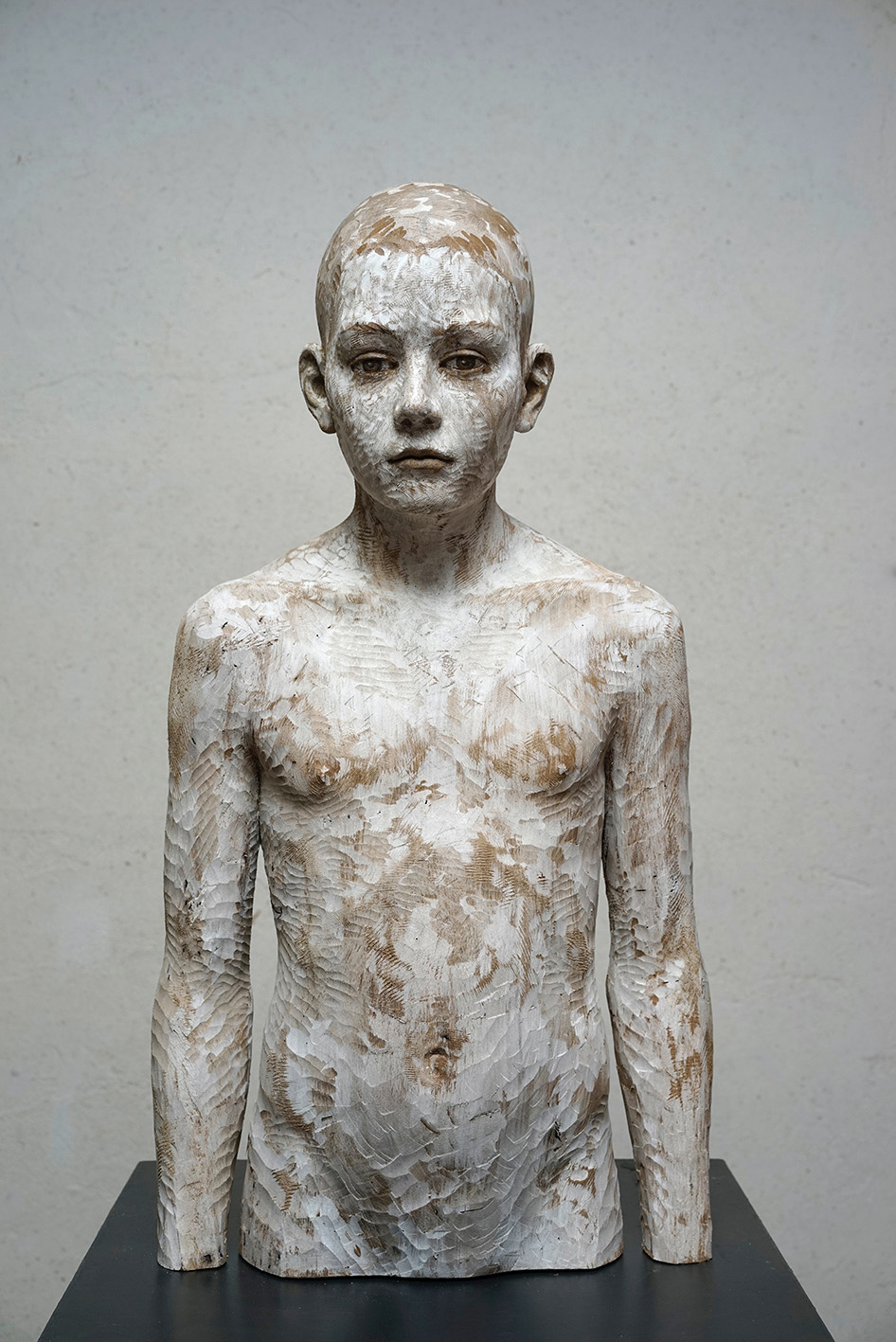 Bruno Walpoth, David II, 2019, legno di tiglio, cm 63x48x30, ph. Bruno Walpoth. Courtesy Accesso Galleria
