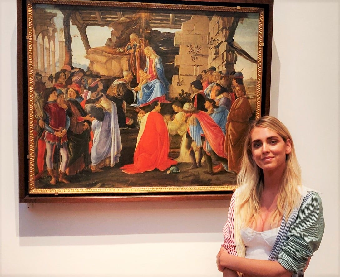 Chiara Ferragni davanti all'Adorazione dei Magi con autoritratto di Botticelli, Gallerie degli Uffizi, Firenze