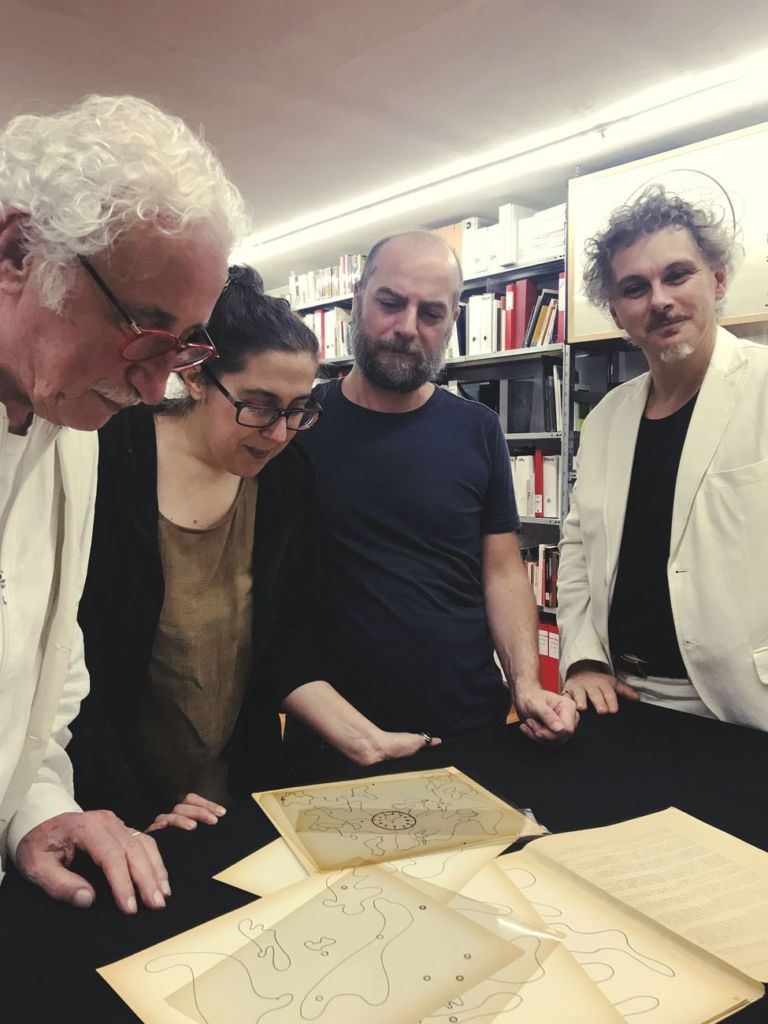 Da sinistra, Luigi Bonotto, Johann Merrich, eeviac e Patrizio Peterlini osservano le partiture di Cartridge Music di John Cage conservate presso l'archivio della Fondazione