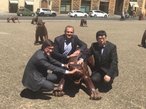 Dario Nardella, Luigi De Magistris e Liu Ruowang con i lupi di Firenze