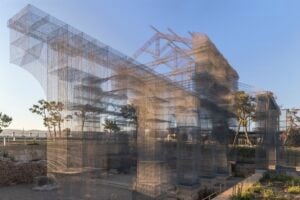 Edoardo Tresoldi a Reggio Calabria: 46 colonne in rete metallica di 8 m sul lungomare della città