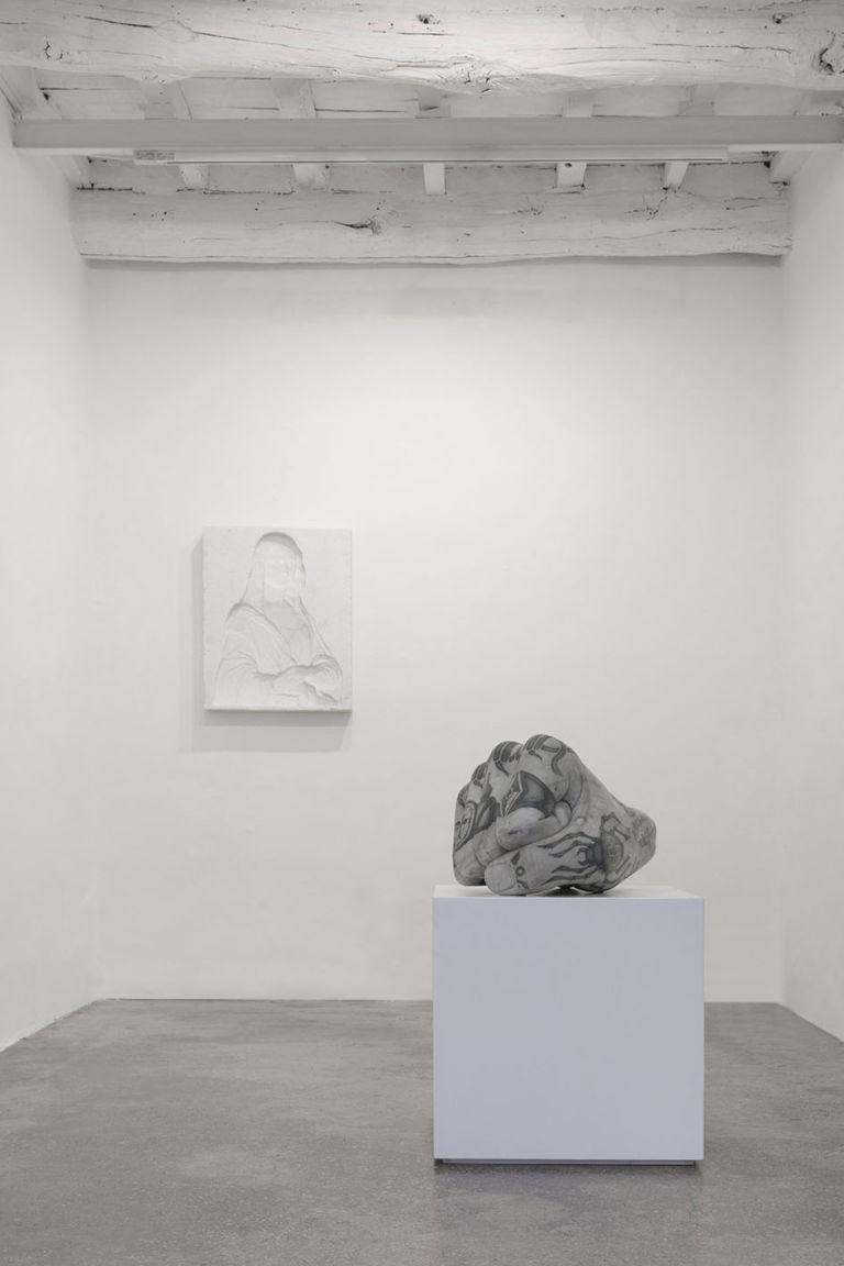 Fabio Viale, Souvenir Gioconda, 2020, white marble, cm 75x61x10 Il vostro sarà il nostro, 2020, white marble and pigments, cm 60x49x39. Courtesy Galleria Poggiali