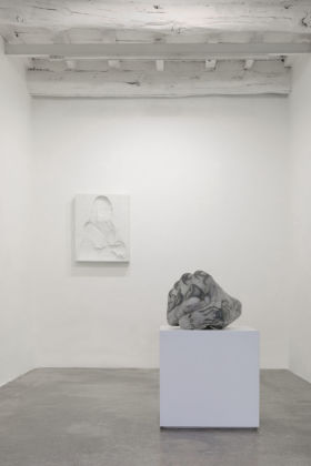 Fabio Viale, Souvenir Gioconda, 2020, white marble, cm 75x61x10 Il vostro sarà il nostro, 2020, white marble and pigments, cm 60x49x39. Courtesy Galleria Poggiali