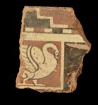 Frammento di syma rampante con figura di cigno. Deposito SABAP di Pyrgi. Colori degli Etruschi, Centrale Montemartini, Roma 2020