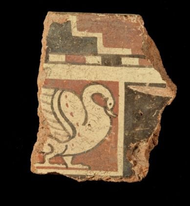 Frammento di syma rampante con figura di cigno. Deposito SABAP di Pyrgi. Colori degli Etruschi, Centrale Montemartini, Roma 2020