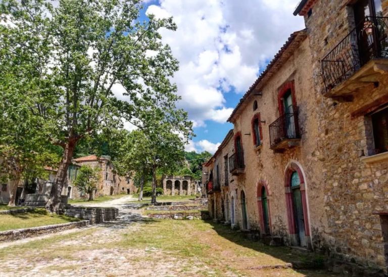 Francesco Patrucco, Veduta di Roscigno Vecchia, 2020, fonte Instagram @_patruk