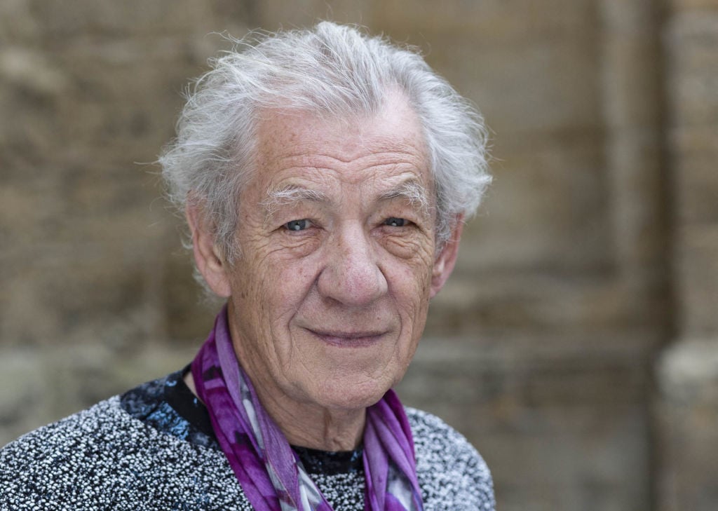 Ian McKellen dona 40mila sterline a chi lavora per il teatro, ma solo dietro le quinte