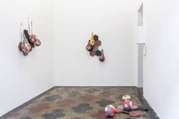 Jonathan Monk, Three Ball Total Equilibrium Tank and other problems, 2020, mixed media, courtesy the artist and Quartz Studio, Torino. Photo Beppe Giardino