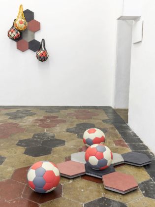 Jonathan Monk, Three Ball Total Equilibrium Tank and other problems, 2020, mixed media, courtesy the artist and Quartz Studio, Torino. Photo Beppe Giardino