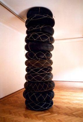 Kcho, La columna infinita #4, 1996, 12 camere d'aria con spago, altezza variabile dal pavimento al soffitto, h. ca. 360 cm. Courtesy Art Rite