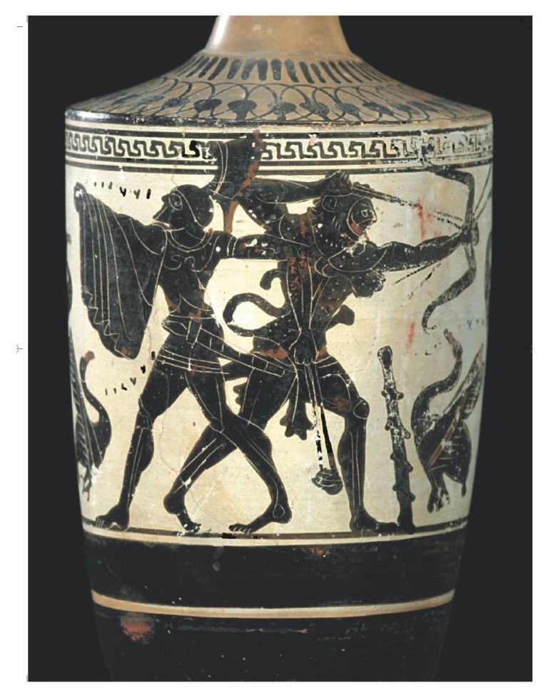 Lekythos attica a figure nere con raffigurazione di Ercole in lotta contro gli uccelli stinfalidi. Databile intorno al 490 a.C. Restituita dal Museum of Fine Arts di Boston nel 2006. Colori degli Etruschi, Centrale Montemartini, Roma 2020