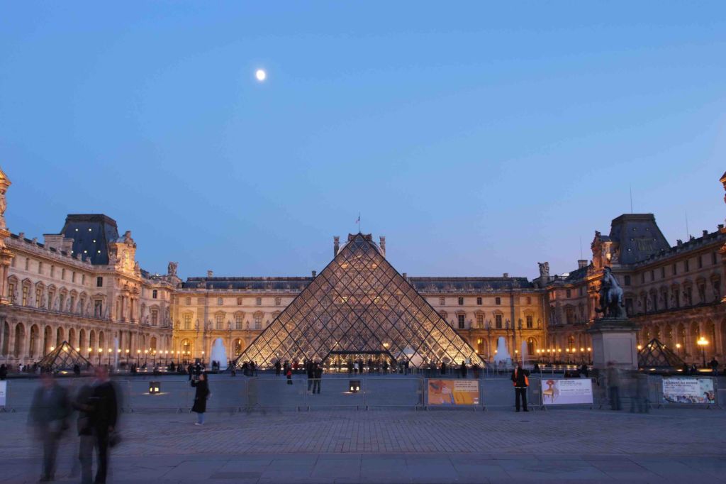 David Guetta ha suonato davanti alla Piramide del Louvre per capodanno