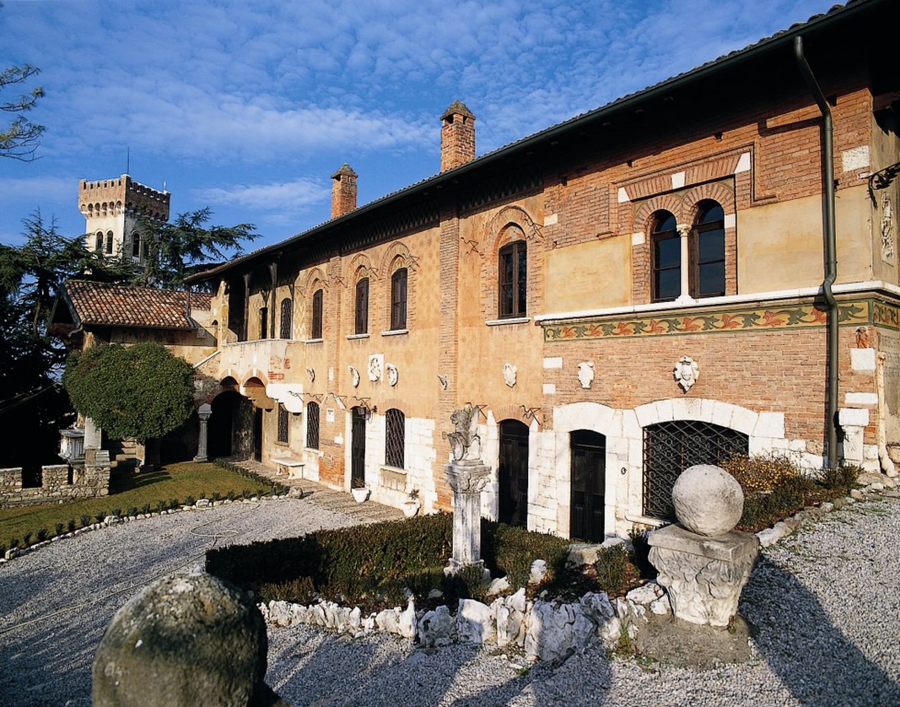 La facciata dai giardini interni della Casa del Podestà. Courtesy Fondazione Ugo Da Como