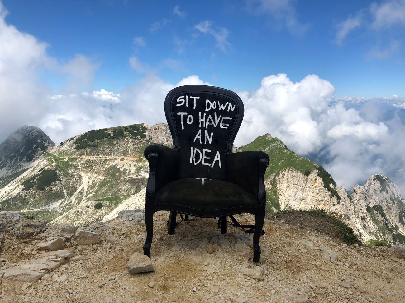 La poltrona 'Sit down to have an idea' sulla cima del monte Carega. Photo Alessandro Frangi