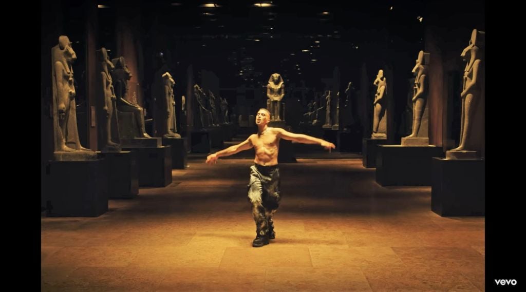 Mahmood balla tra le sfingi. Al Museo Egizio di Torino girato il video del nuovo singolo “Dorado”