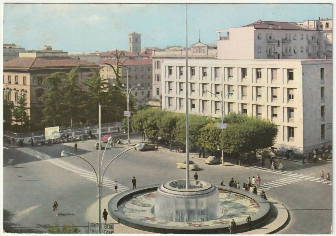 Mario Ridolfi, Fontana dello Zodiaco, Piazza Tacito, Terni, 1936, cartolina del 1975