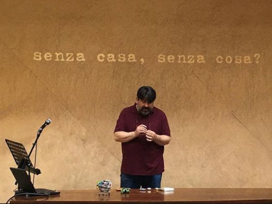 Maurizio Cilli durante la lecture “senza casa, senza cosa?” nello spazio 515 a Torino, 10 maggio 2018. Photo Luca Pilutza