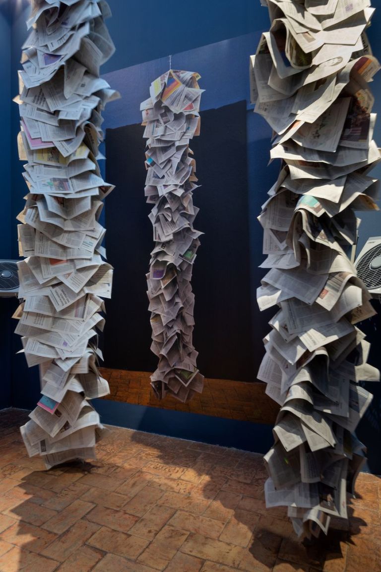 Mikel Urquiza, Il quotidiano, 2020. 49 giornali, 700 cm di spago sisal, 3kg di rigatoni, 7 occhielli