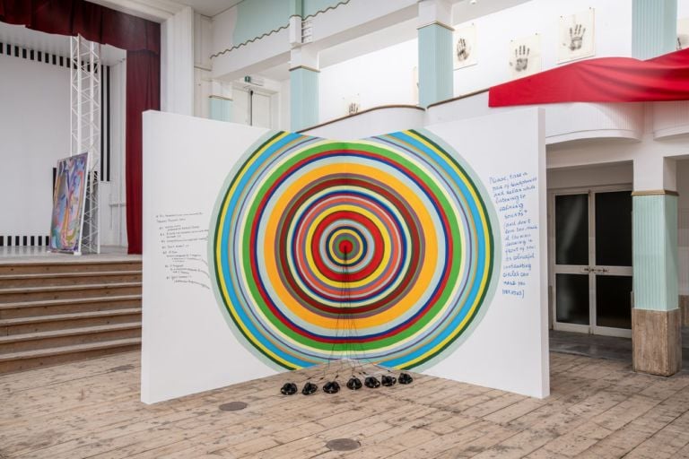 Nedko Solakov, The Calming Sounds, 2008, sette tracce audio, composte da Johnny Penkov, Sofia; in loop, durata variabile; sette cuffie; disegno a muro con (disturbanti) colori contrastanti. Dimensioni variabili, 2008. Courtesy the artist and Galleria Continua. Photo Ela Bialkowska, OKNO Studio