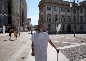 Il malato Covid che attraversa Milano: è la performance di Nicola Mette