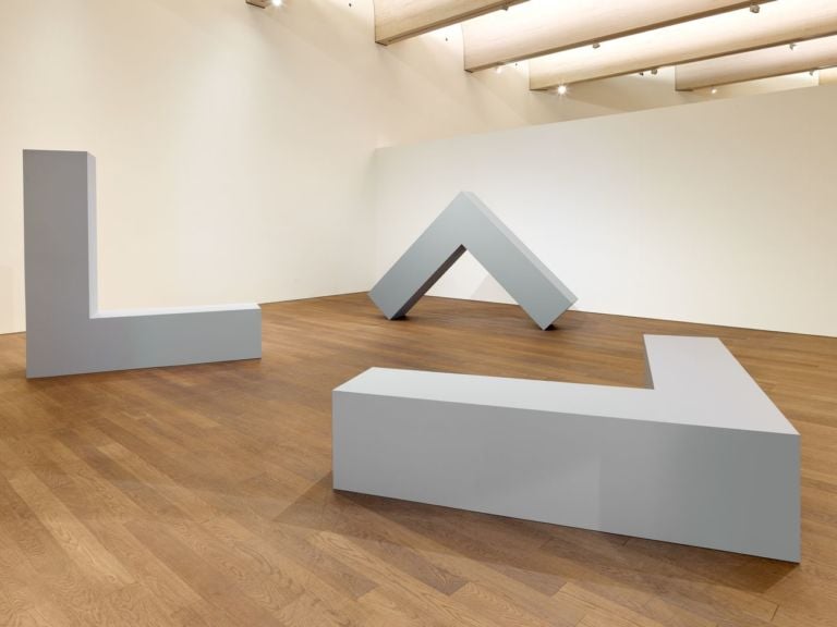 Robert Morris, Untitled (3Ls), 1965, contreplaqué, 243,8 x 243,8 x 61 cm, collection Christian et Franziska Hausmaninger, vue de l’exposition Robert Morris. The Perceiving Body au Mudam Luxembourg, 08.02.2020 — 01.06.2020. Photo Rémi Villaggi | Mudam Luxembourg © Adagp, Paris 2020