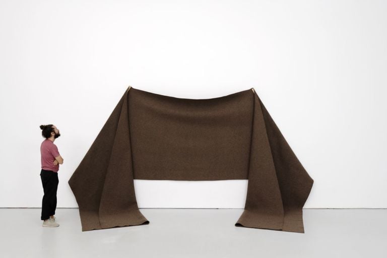 Robert Morris, Untitled (Felt Piece), 1974, feutre, bois, 190 x 970 cm, collection MAMC+ achat, 1975. © Adagp, Paris 2020. Vue de l’exposition Robert Morris. The Perceiving Body – Le corps perceptif au Musée d’art moderne et contemporain de Saint-Étienne Métropole, 1er juillet – 1er novembre 2020. Crédit photo : Aurélien Mole / MAMC+