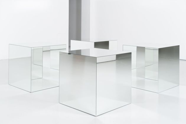 Robert Morris, Untitled (Mirrored Cubes), 1965/1971, miroir et bois, chaque cube, 91,4 x 91,4 x 91,4 cm, collection Tate, Londres © Adagp, Paris 2020