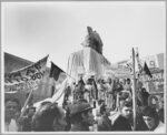 Shunk-Kender, Dimostrazione contro l’imballaggio della statua di Vittorio Emanuele II durante il festival per celebrare il 10° anniversario del Nouveau Réalisme, Milano, 1970. Photo Shunk-Kender © J. Paul Getty Trust