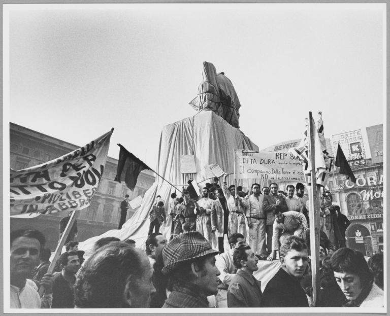 Shunk-Kender, Dimostrazione contro l’imballaggio della statua di Vittorio Emanuele II durante il festival per celebrare il 10° anniversario del Nouveau Réalisme, Milano, 1970. Photo Shunk-Kender © J. Paul Getty Trust