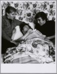 Shunk Kender, Andy Warhol, Edie Sedgwick e Chuck Wein, Hôtel Royale Bison, Parigi, maggio 1965. Photo Shunk Kender © J. Paul Getty Trust