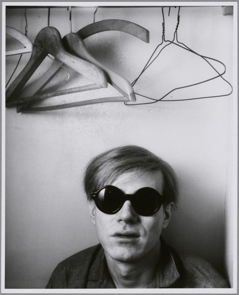 Shunk Kender, Andy Warhol, Hôtel Royale Bison, Parigi, maggio 1965. Photo Shunk Kender © J. Paul Getty Trust