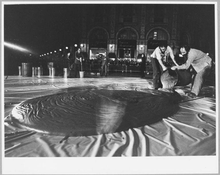 Shunk Kender, César, Expansion, 10° anniversario del Nouveau Réalisme, Milano, 1970. Photo Shunk Kender © J. Paul Getty Trust
