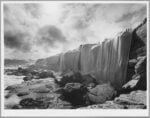 Shunk Kender, Christo e Jeanne Claude, Costa impacchettata, Little Bay, Sydney, 1968 69 ca.. Photo Shunk Kender © J. Paul Getty Trust