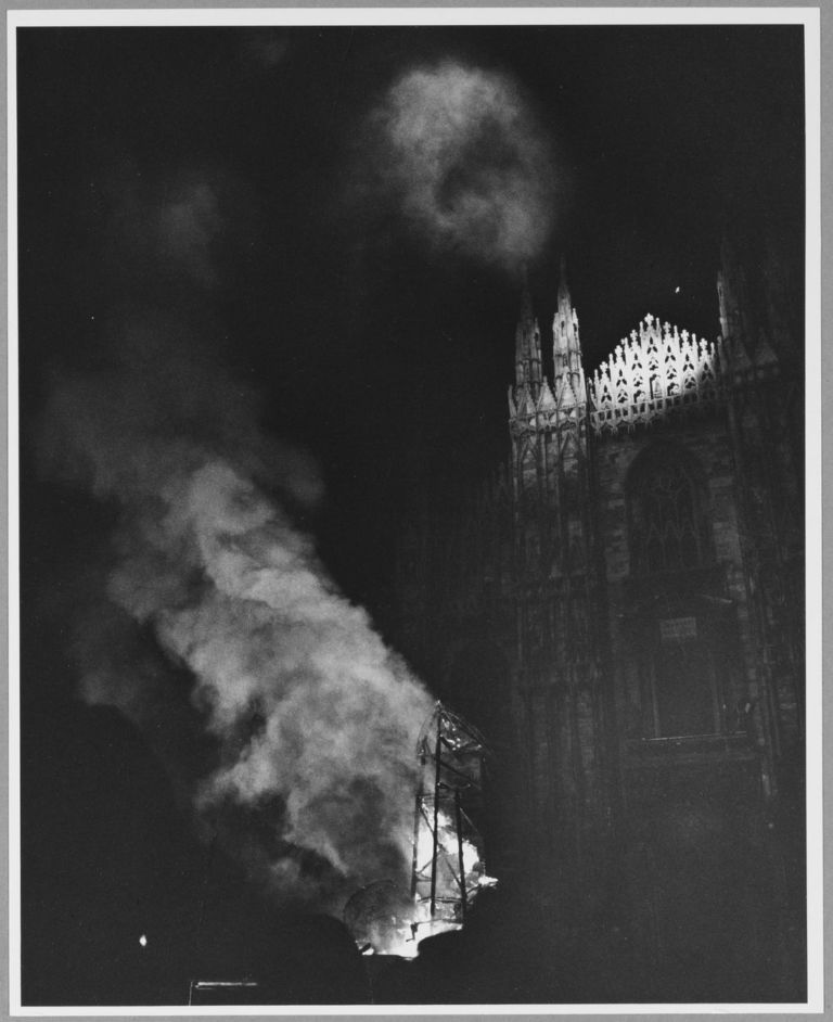 Shunk Kender, Jean Tinguely, Monument à la fertilité devant le Duomo, 10° anniversario del Nouveau Réalisme, Milano, 1970. Photo Shunk Kender © J. Paul Getty Trust