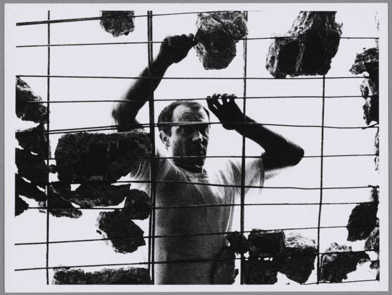 Shunk Kender, Jean Tinguely al lavoro, luogo sconosciuto, 1960-67 ca.. Photo Shunk Kender © J. Paul Getty Trust
