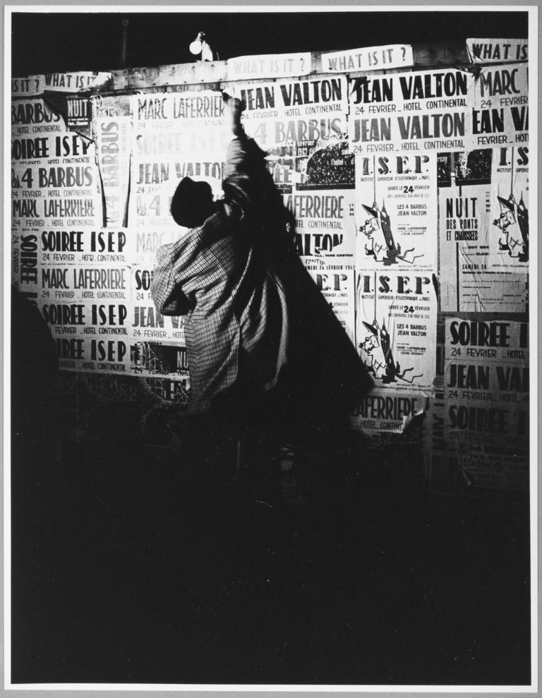 Shunk Kender, Mimmo Rotella, Parigi, 1962. Photo Shunk Kender © J. Paul Getty Trust